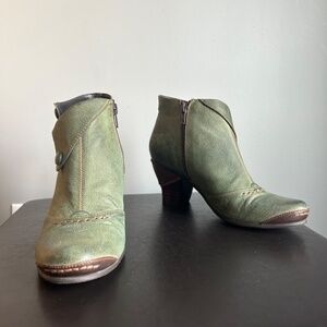 Everybody by AZ. moda Green Leather Victorian Style Ankle Boots